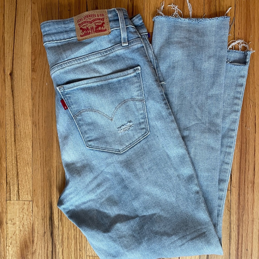 LEVI DISTRESSED JEANS SIZE 29